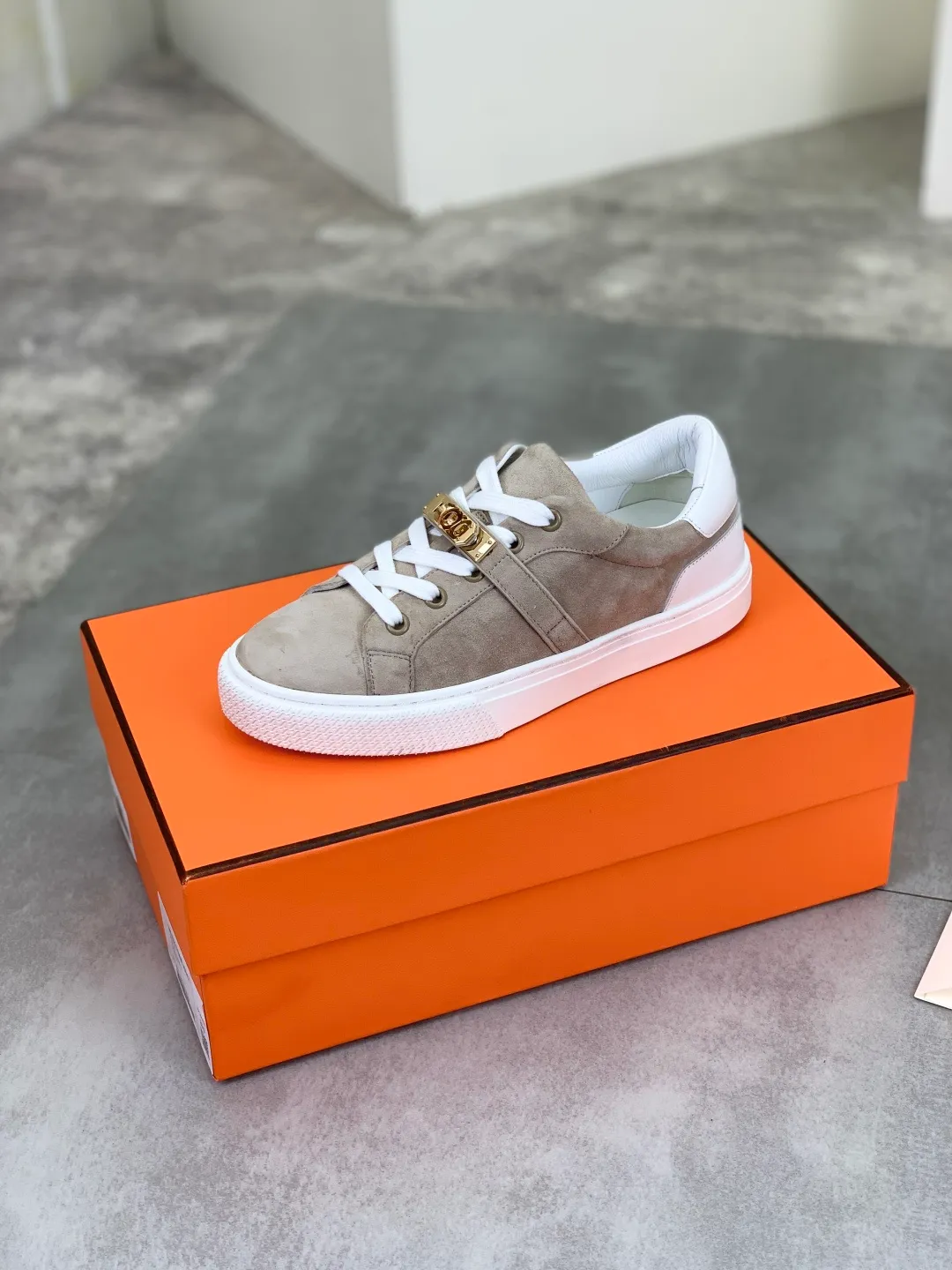 Men's men's shoes 💰P640 New Hermes top version Hermès classic couple style #𝐊𝐞𝐥𝐥𝐲 buckle casual white shoes skateboard shoes that will not conflict with shoes at all. Full of unknowns, Hermès rarely produces flat casual shoes and they are paired with classic palladium-plated Kelly shoe buckles! You'll fall in love with it at first sight. It's super versatile and can be worn with any skirt or pants. 🉑️Close your eyes and wear it. It's super noble. Fabric: Specific cowhide/canvas material. Lining: Sheepskin lining. Outsole: Original molded TPU outsole. Size: 35-45.